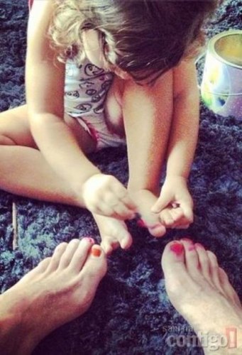 Otaviano Costa publica foto da filha, Olívia, pintando as unhas