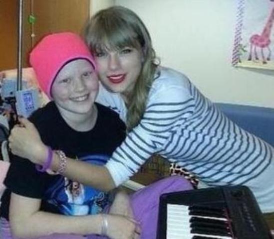 Taylor Swift visita fã que luta contra um câncer