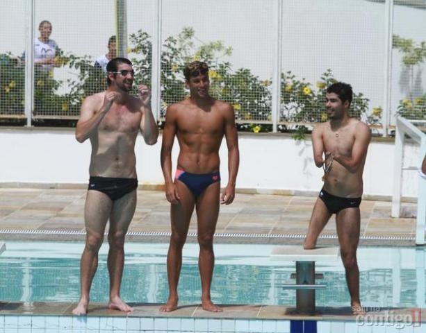 Michael Phelps dá aula de natação para crianças na Rocinha