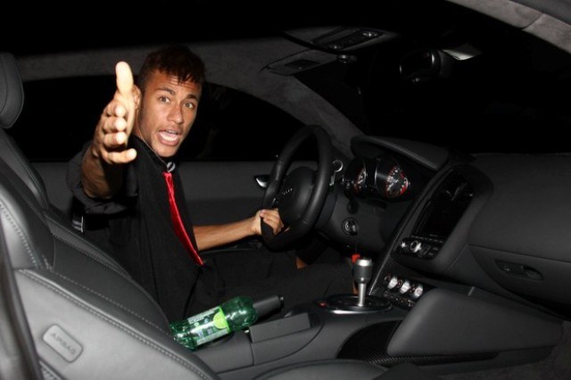 Neymar se irrita com paparazzo ao deixar festa de Thiaguinho