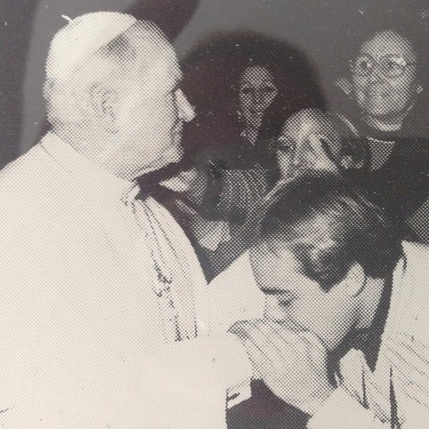 Gugu Liberato posta foto beijando a mão do Papa João Paulo II