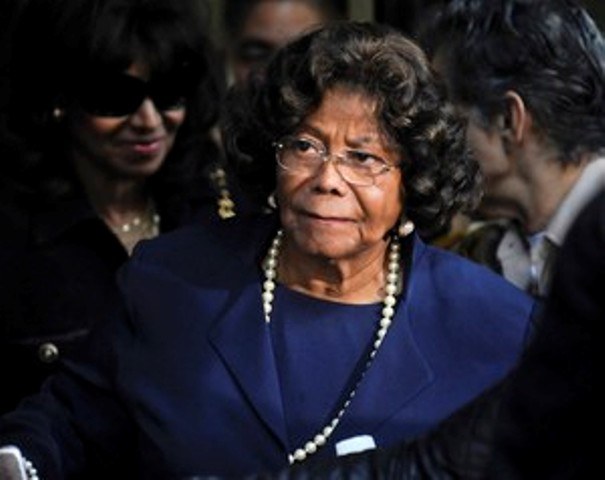 Mãe de Michael Jackson pede ajuda de R$ 18 mil para custos dos netos