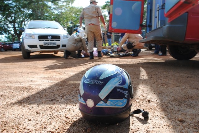 Motocicleta se choca em veículo no estacionamento da Prefeitura de Vilhena