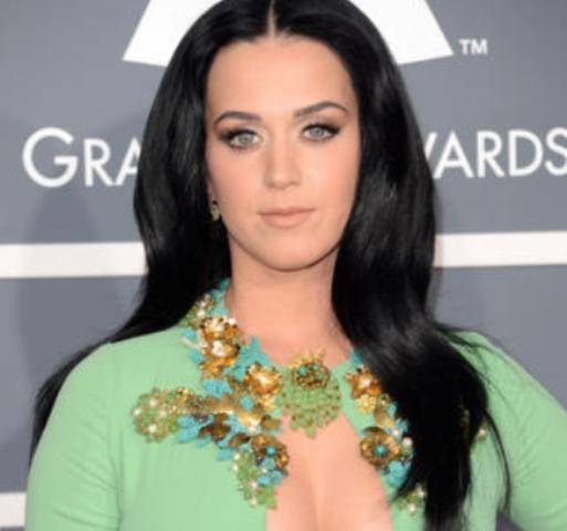 Katy Perry assina contrato de US$ 2 milhões por autobiografia, diz jornal