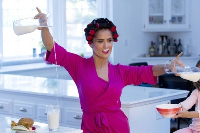 Com bigodinho de leite e bobes, Salma Hayek grava comercial