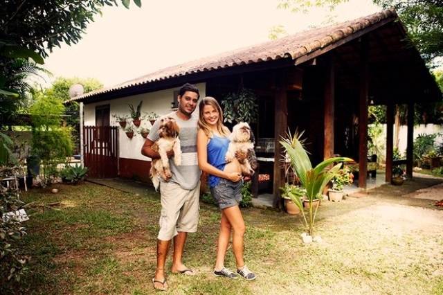 Grávida, Debby Lagranha leva vida simples com namorado em sítio
