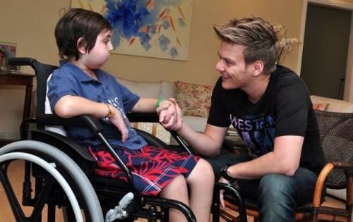 Michel Teló visita fã mirim que luta contra o câncer: