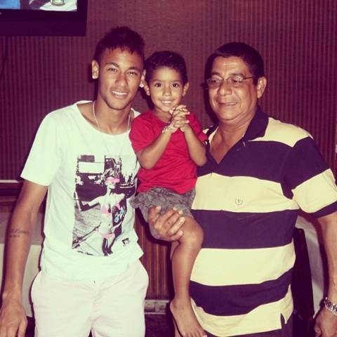 Zeca Pagodinho leva o neto para tietar Neymar em restaurante