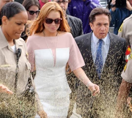 Lindsay Lohan chega atrasada para julgamento
