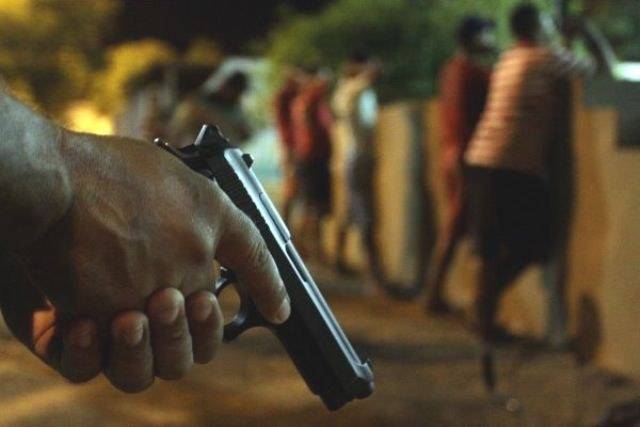 Policiais tentam cumprir mandado de prisão durante casamento e são agredidos