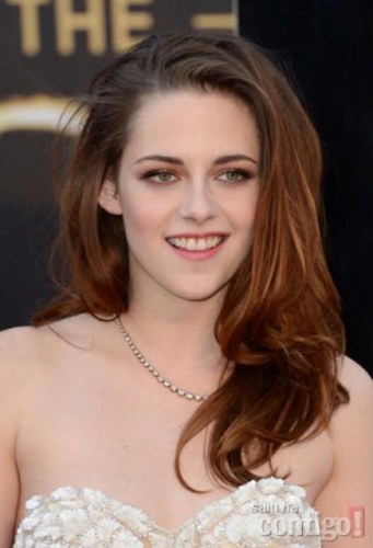Sem Robert Pattinson, Kristen Stewart sai com amigos para tomar tequila