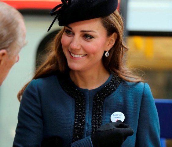 Kate Middleton usa broche com a frase bebê a bordo em evento