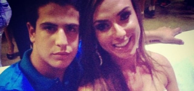 Após negar affair, Nicole Bahls posta foto ao lado do filho de Claudia Raia