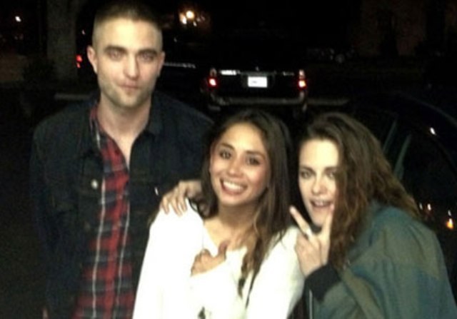 Kristen Stewart e Robert Pattinson se reencontram e curtem noite com fã