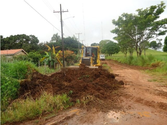 Sem maquinário, Colorado do Oeste recebe ajuda do DER em operação de limpeza