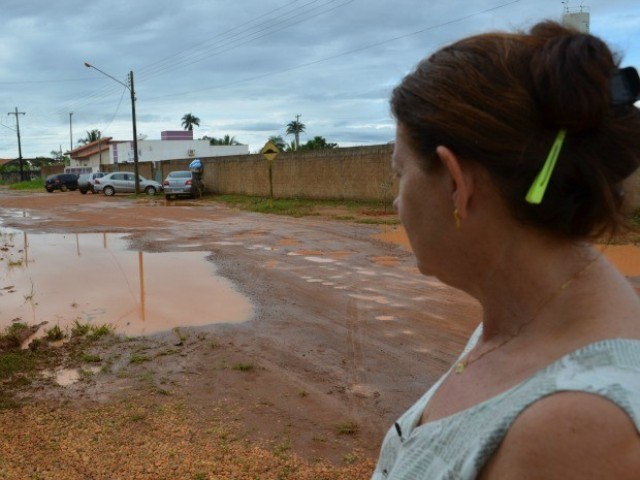 Mulher ameaça processar prefeitura por não vender casa em rua esburacada