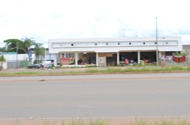 Grupo de ciganos ocupa prédio abandonado na região central de Vilhena