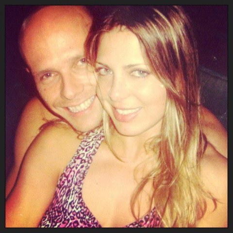 Sheila Mello posa ao lado do marido: "No aguardo da pequena"