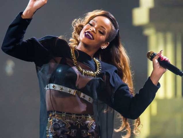 Parte do palco é barrada na fronteira e Rihanna atrasa show no Canadá