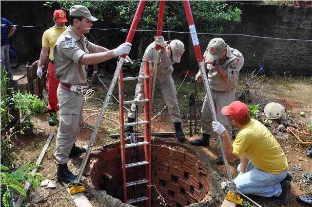 Mulher de 72 anos cai em fossa e é resgatada por bombeiros em Vilhena