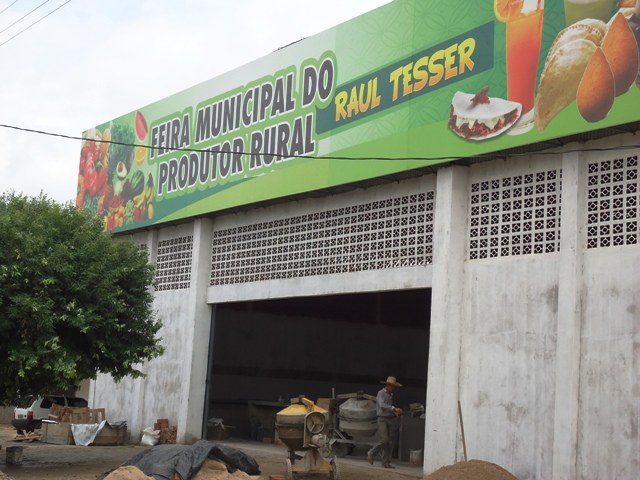 Feirantes de Cerejeiras estão sem previsão de quando vão para novo local