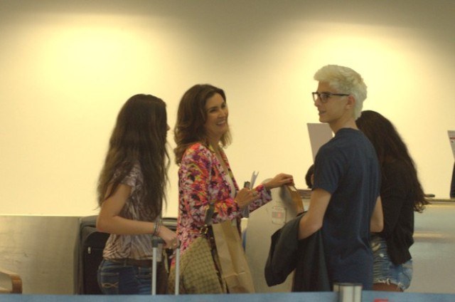 Filho de Fátima Bernardes e William Bonner aparece com visual platinado