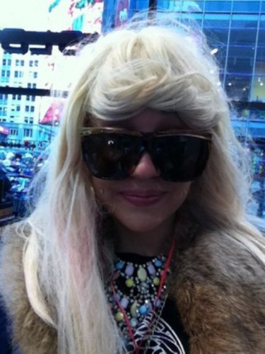Após crise, Amanda Bynes aparece com visual estranho
