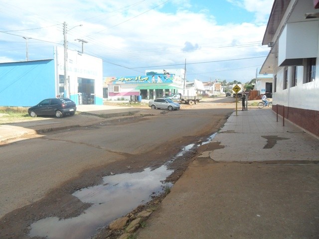 Comerciantes de Colorado do Oeste detonam prefeito por lixo e buracos nas ruas 