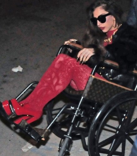 Lady Gaga usa cadeira de rodas de grife para passeio em Chicago