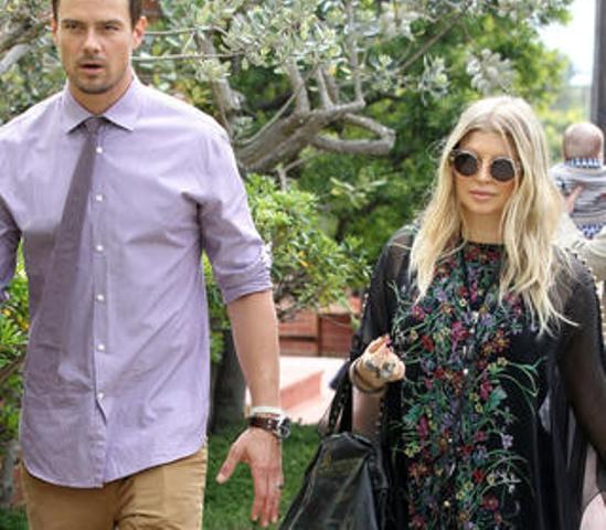 Fergie disfarça barriguinha da primeira gravidez com roupas largas