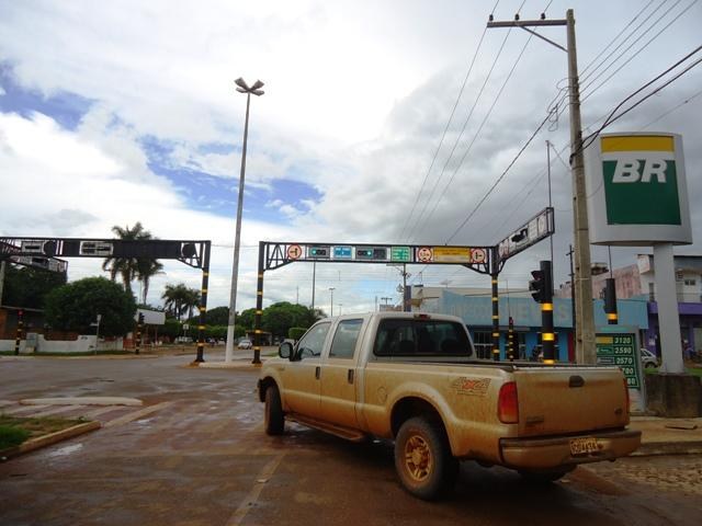 Cerejeiras: semáforo vive “enguiçando” e condutores cortam volta do sinal