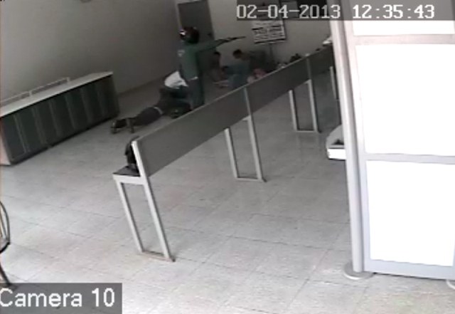 Armados, homens não conseguem roubar lotérica e levam bolsa de cliente