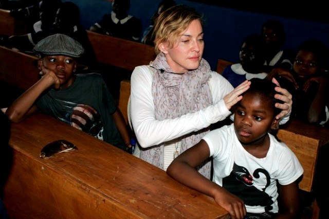 Acompanhada dos filhos, Madonna visita escola no Malauí