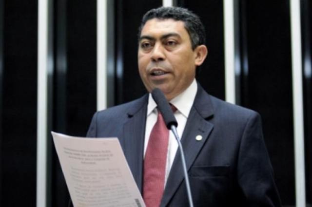 Padre-deputado é único parlamentar de RO a assinar nota de repúdio a pastor