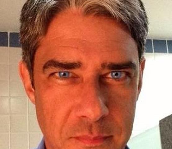 William Bonner aparece com os olhos azuis em foto publicada no Instagram