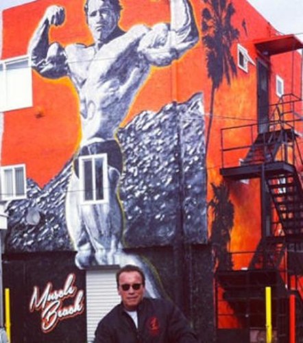 Arnold Schwarzenegger publica foto de um mural pintado com sua imagem