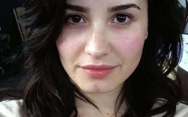 Em incentivo à beleza natural, Demi Lovato posta foto sem maquiagem