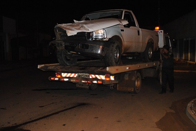 Com sinais de embriagues, motorista bate em poste, foge, e atinge carreta parada