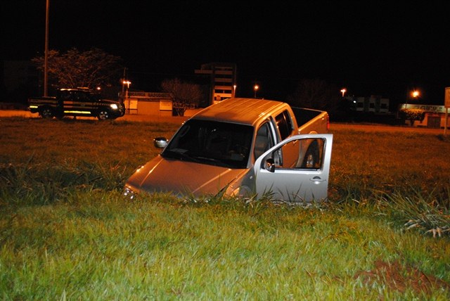 Motorista perde controle de picape e cai em vala às margens da BR 364 em Vilhena
