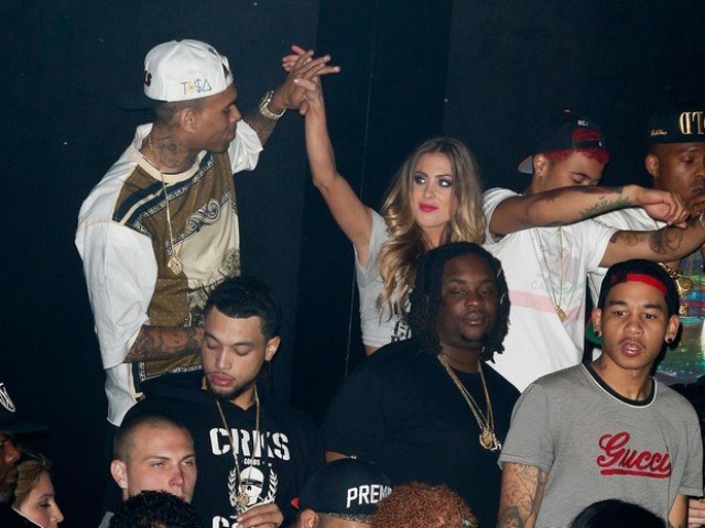 Solteiro, Chris Brown se diverte com loira em boate