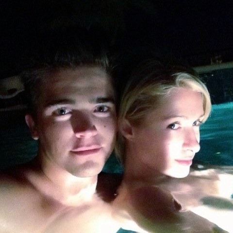 Paris Hilton tem noite romântica com o namorado em piscina