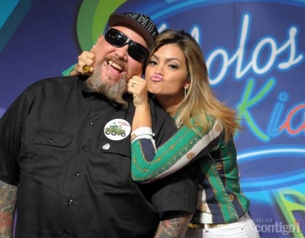 Kelly Key aperta as bochechas de João Gordo em coletiva