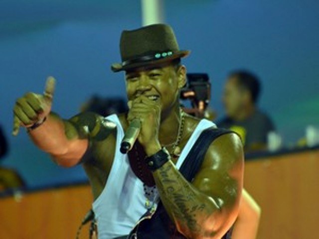 Léo Santana muda o nome da banda Parangolé