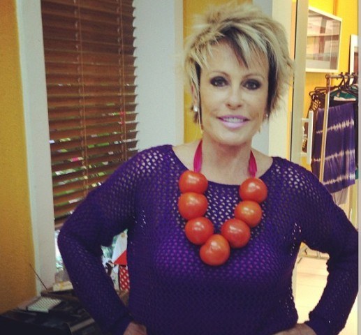 Ana Maria Braga satiriza preço de tomate e usa colar com o fruto
