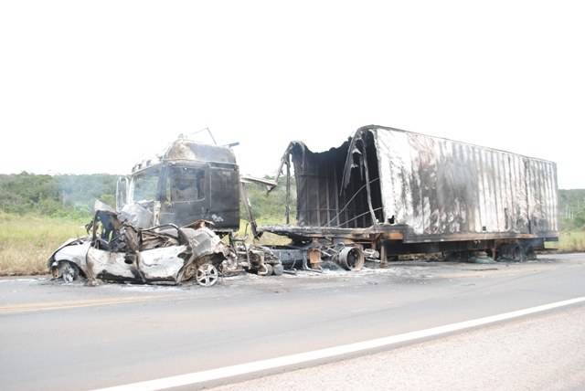 Duas pessoas morrem carbonizadas em acidente na BR 364 a 65 km de Vilhena