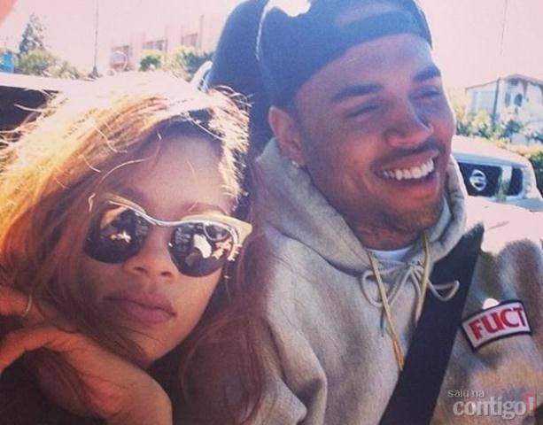 Após suposto fim de namoro, Rihanna posta foto com Chris Brown