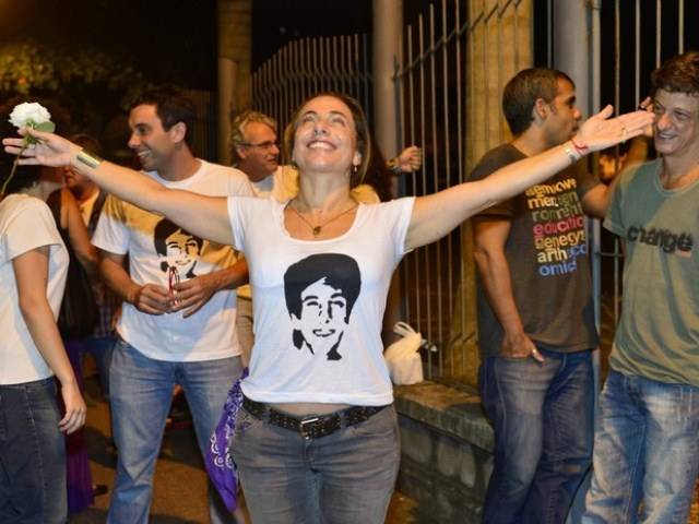 Cissa Guimarães reinaugura túnel com o nome do filho morto no local