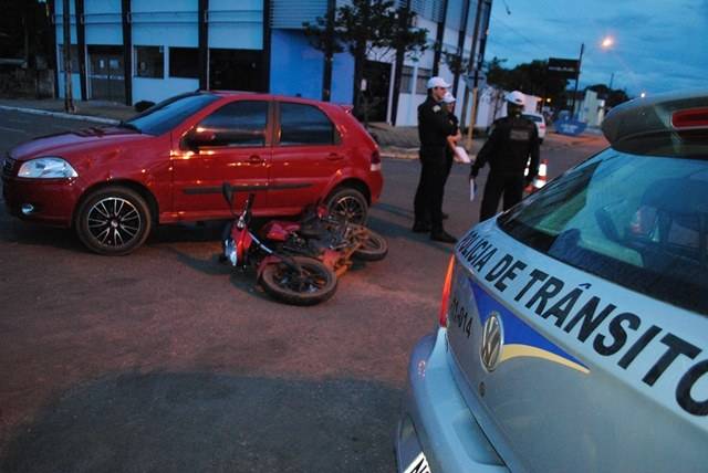 Acidente na principal avenida de Vilhena deixa motociclista ferida