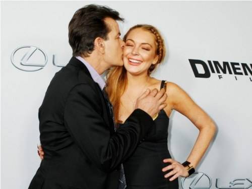 Lindsay Lohan ganha beijo de Charlie Sheen em pré-estreia de filme