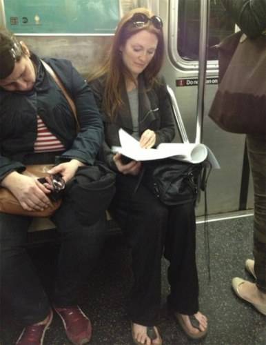 Gente como a gente: Julianne Moore anda de metrô em NY